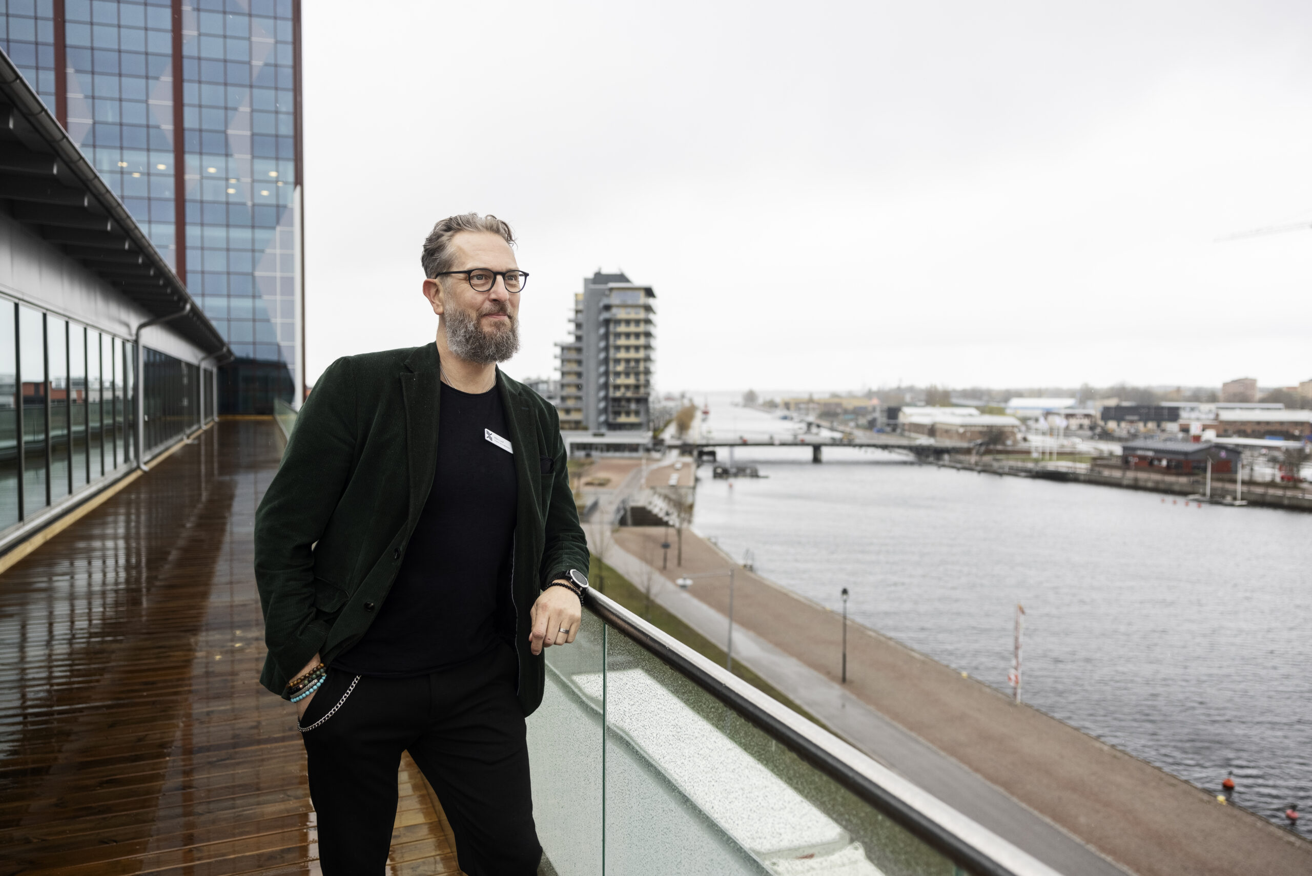 Man på balkong ser ut över Gävle