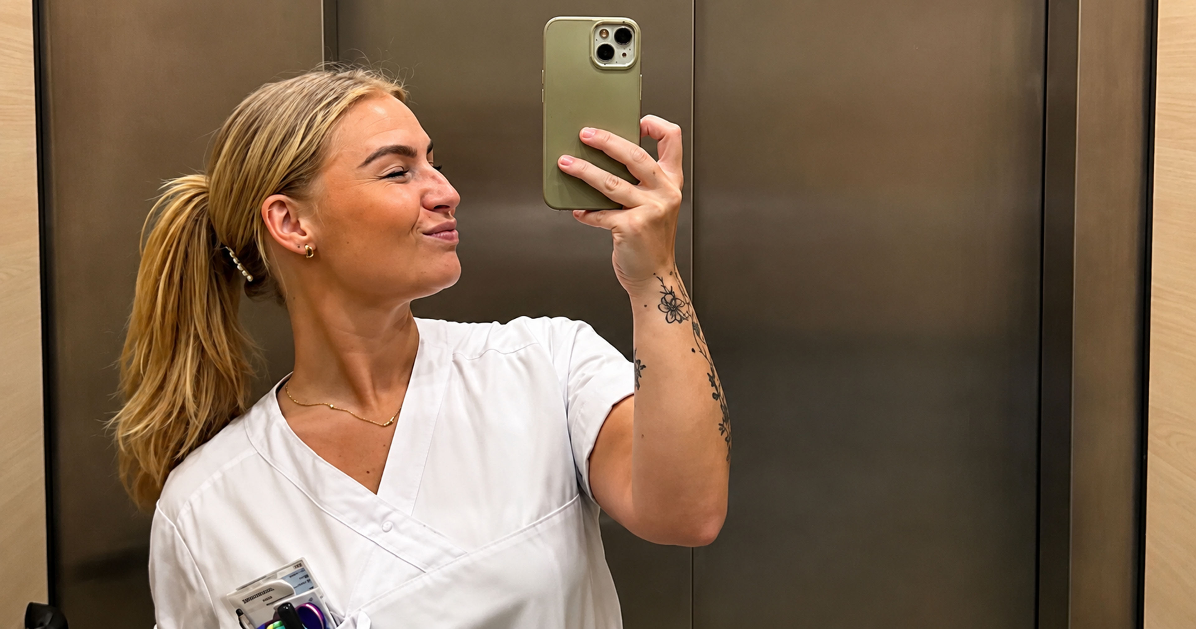 Kvinna tar en selfie