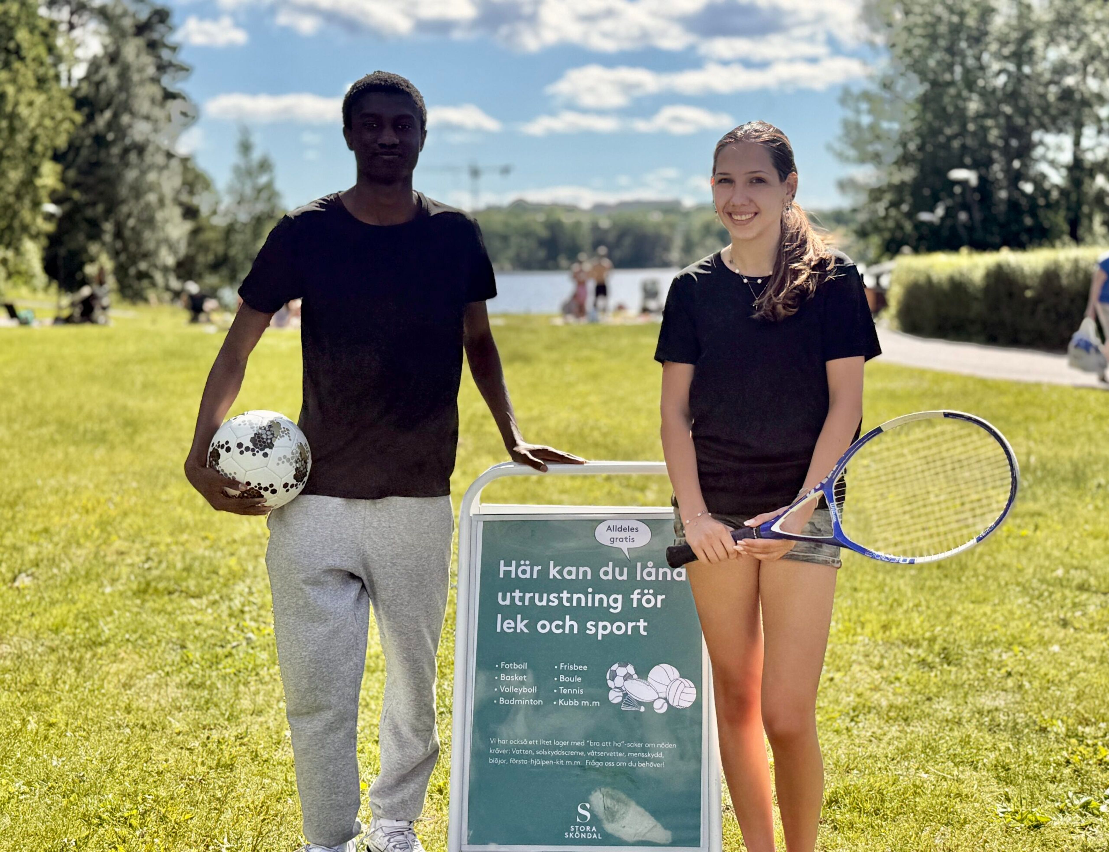Ung man och ung kvinna står på en gräsmatta
