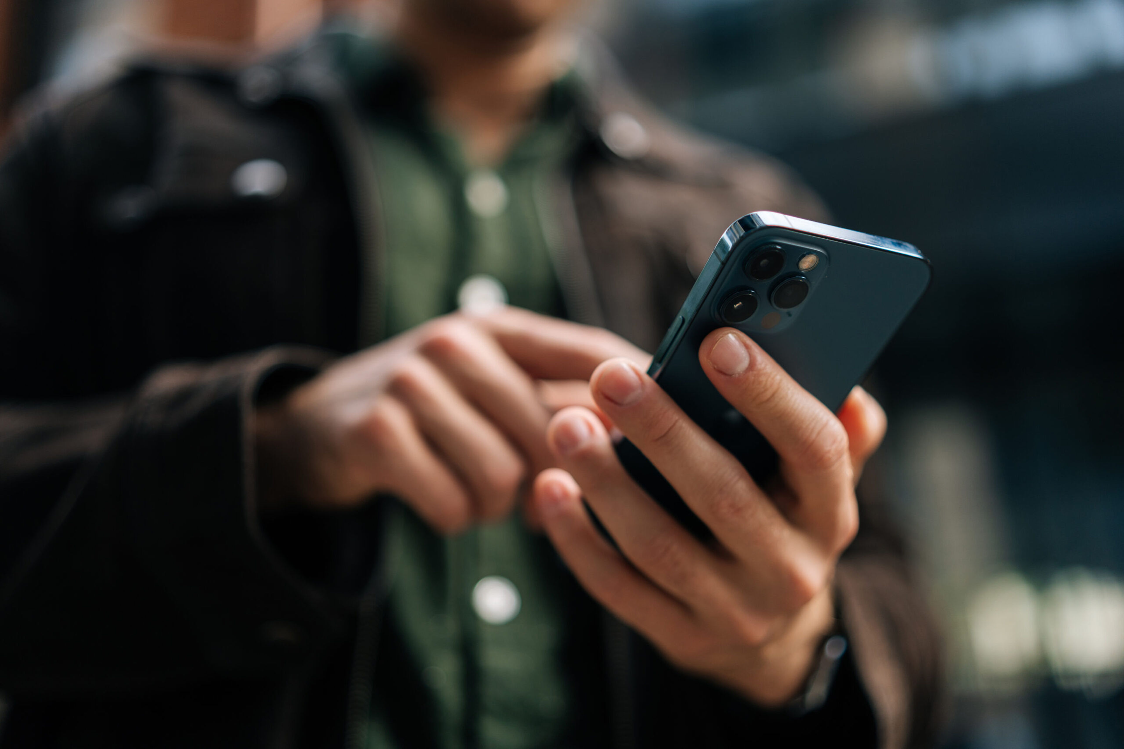 Person som surfar på mobilen
