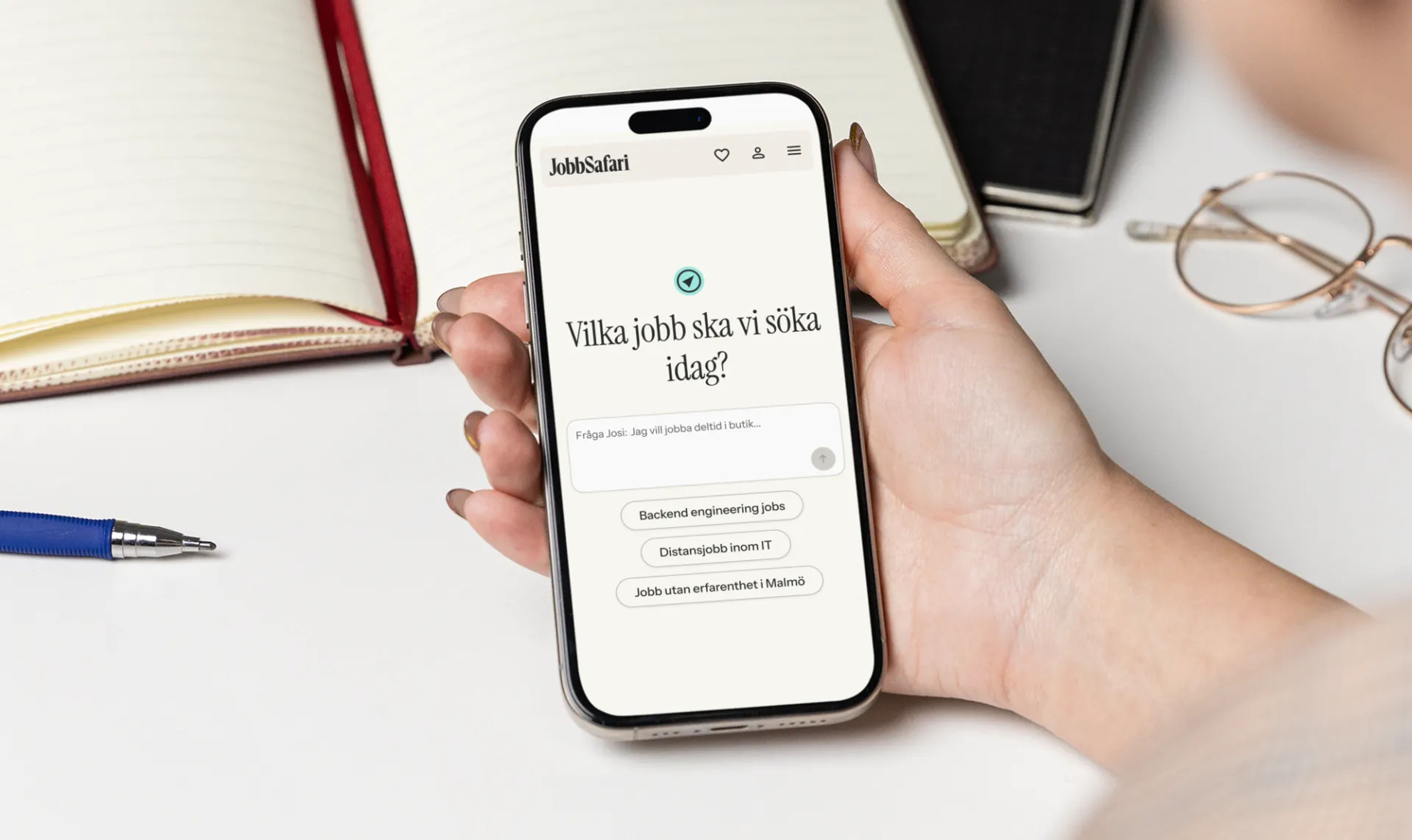 Mobilskärm med JobbSafaris AI-sökning Josi.