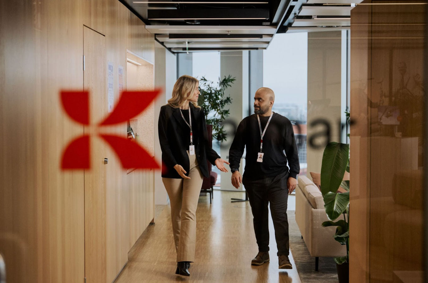 Two colleagues walking at Kalmar’s office
