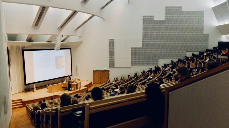 Högt tryck på högskolestudier. Kom du inte in? Så ändrar du dina framtidsplaner