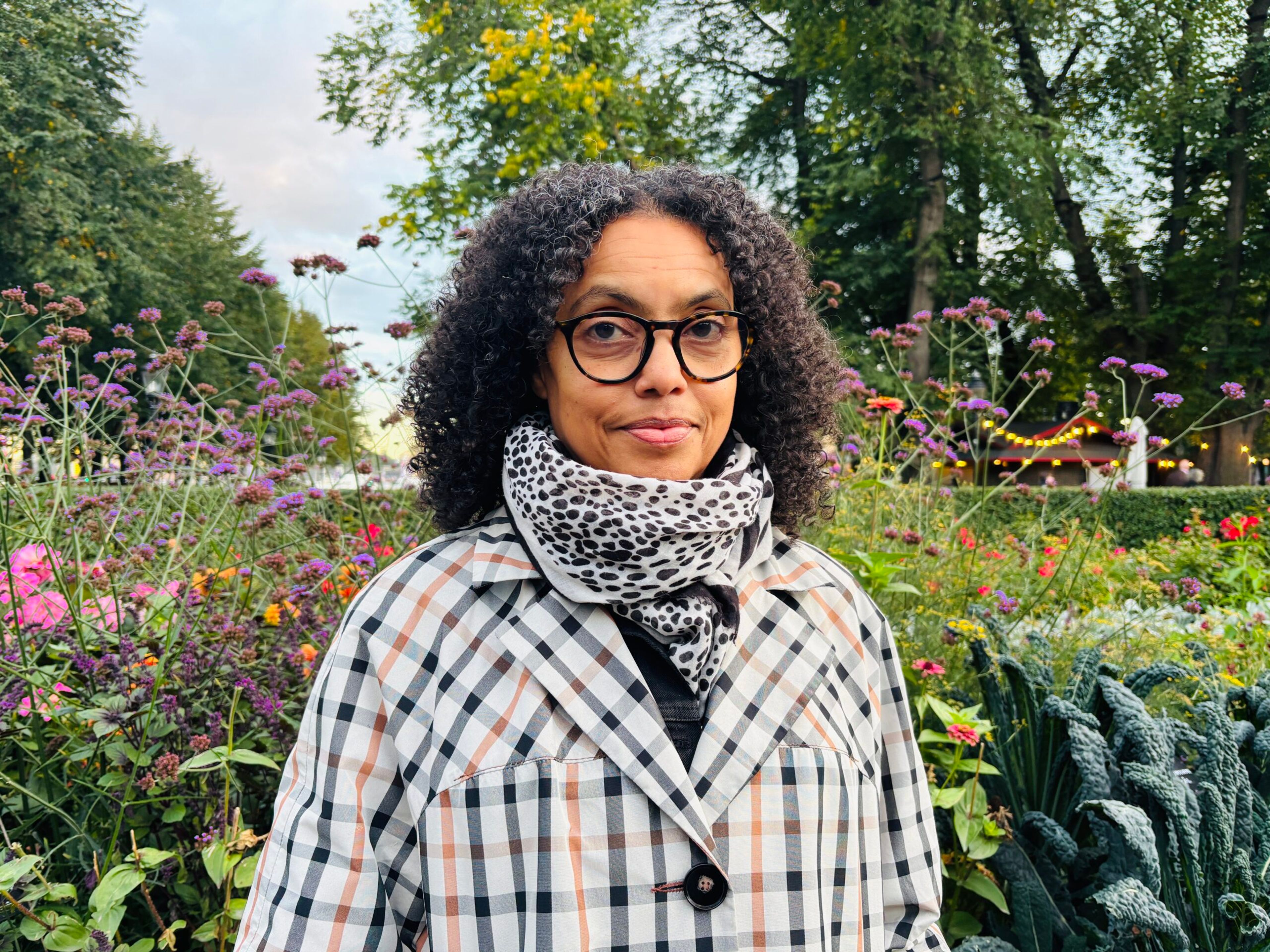 Jessica från Ericastiftelsen i park med höstblommor