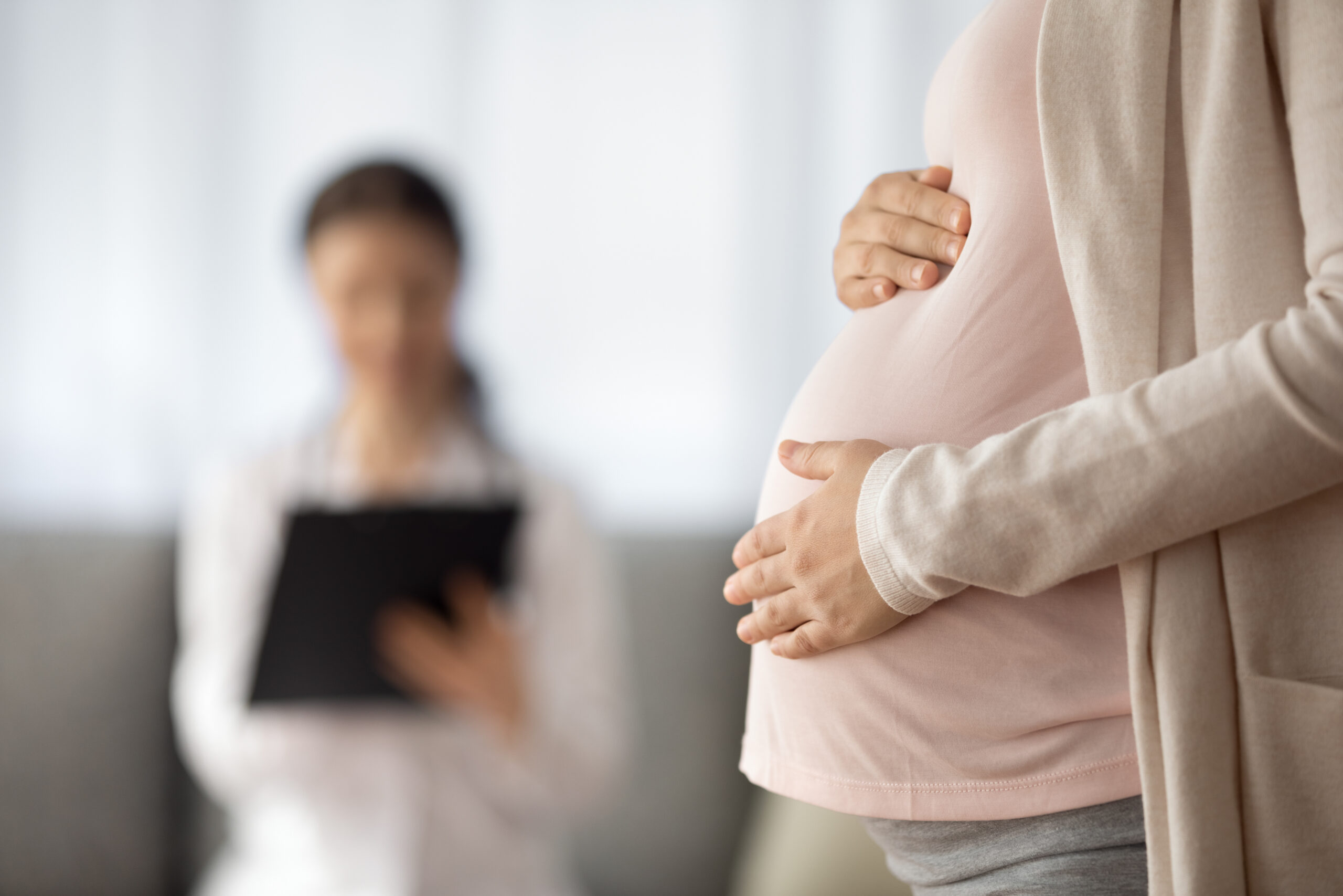 Gravid kvinna och barnmorska eller läkare