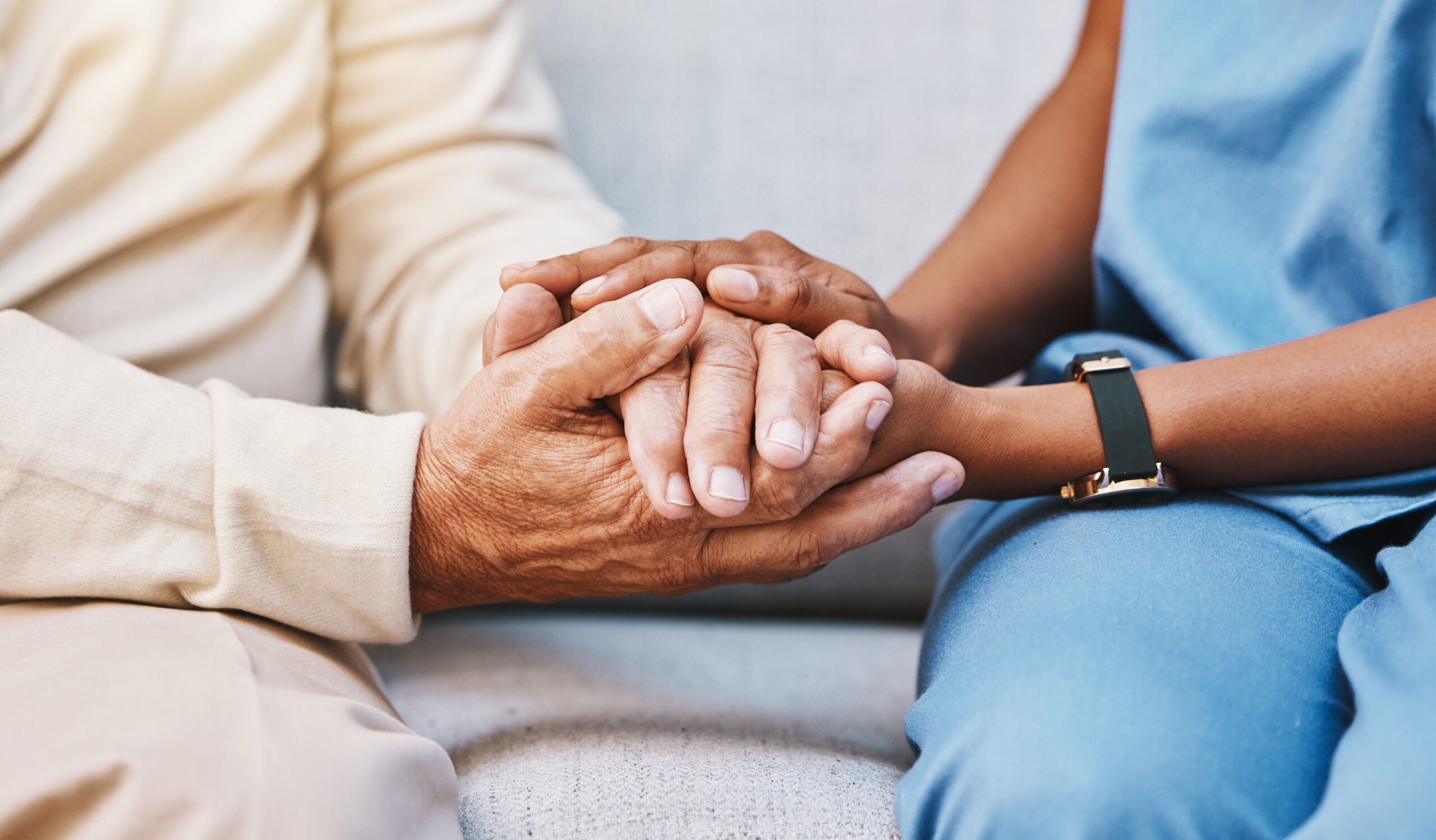Vårdpersonal håller enpatients hand