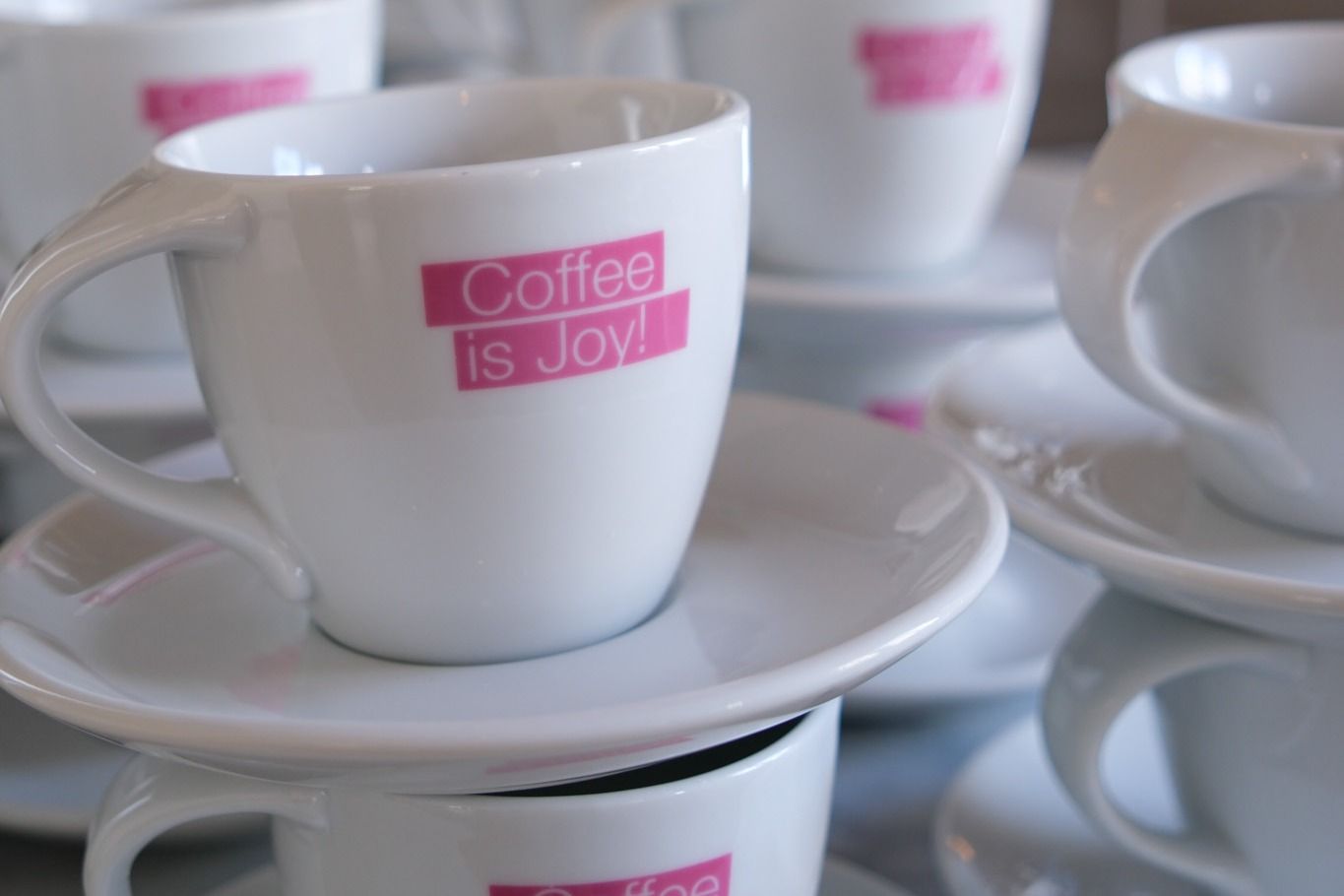 Kaffekoppar hos Mpya Digital, som valde att mäta sitt arbetsgivarvarumärke